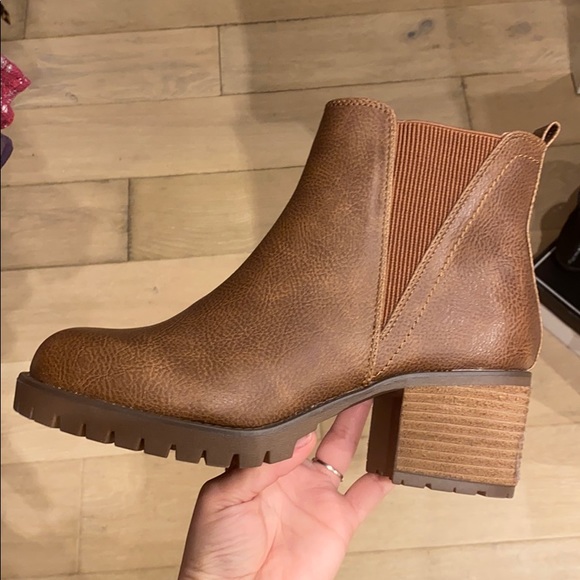 CLOSET CLEARANCE - Picture 1 of 3